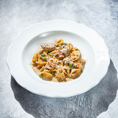 Домашняя паста с уткой и вялеными томатами в Гастродача Вселуг по цене 950 ₽