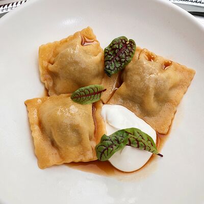 Равиоли с говядиной и соусом демиглас в УГОДНИКИ по цене 819 ₽