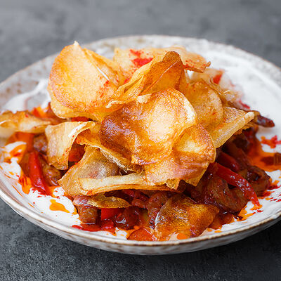 Баранина с картофельными чипсами и соусом в Дюшес по цене 690