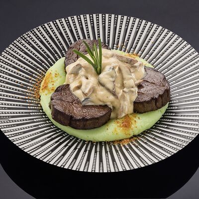Медальоны из мраморной говядины с грибным соусом в Bluefin по цене 2890 ₽