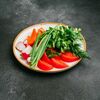 Тарелка из свежих овощей и зелени в Barbecue по цене 480