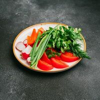 Тарелка из свежих овощей и зелени в Barbecue