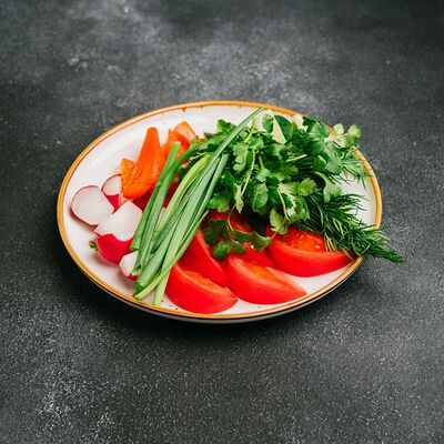Тарелка из свежих овощей и зелени в Barbecue по цене 480 ₽