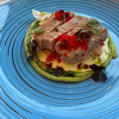 Тунец на подушке из печеной тыквы и крема из зеленого горошка, под лимонным соусом в Бальзамин по цене 810 ₽