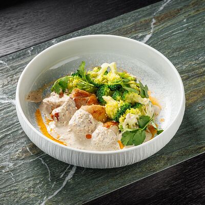 Куриное филе с брокколи и кунжутным соусом в Артхаус по цене 890 ₽