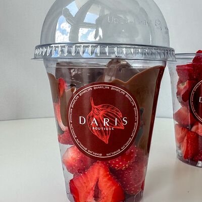 Клубника с горячим шоколадом в Daris Boutique по цене 590 ₽