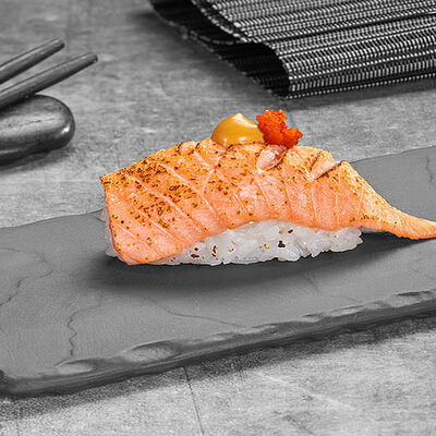 Опаленные суши с лососем в Суши Мастер по цене 189 ₽