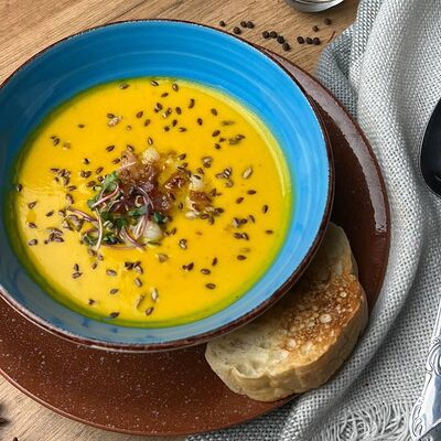 Тыквенный крем суп с креветками и беконом в Про.Мясо по цене 550 ₽