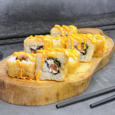 Жареный ролл Спешл темпура в 7Sushi по цене 429 ₽