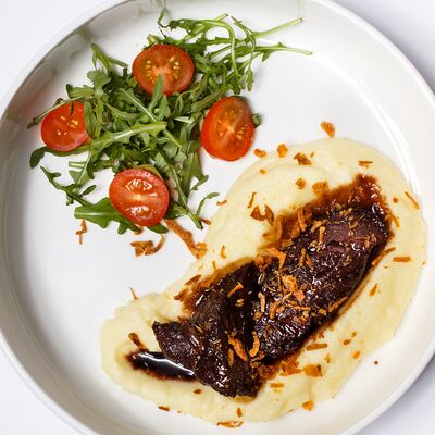 Телячьи щеки в винной глазури с трюфельным пюре в Уголь по цене 1050 ₽