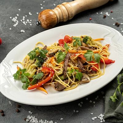 Лапша в Азиатском стиле с говядиной в Сорренто по цене 570 ₽