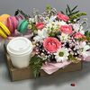 Подарочная цветочная композиция с ароматным кофе и макарунсамив Дарите красиво по цене 4199