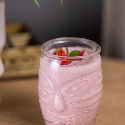 Клубничный молочный коктейль в Rice foodcoffee по цене 2000 ₸