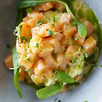 Тартар из семги с муссом из авокадо в Semplice Secondfloor по цене 650 ₽