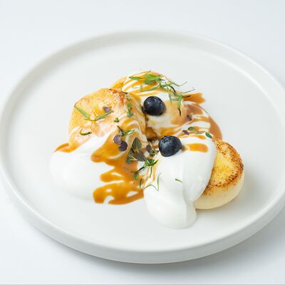 Сырники с карамелью и сметаной в Кафе кусь по цене 490 ₽