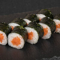 Ролл с лососем в Отличные Суши