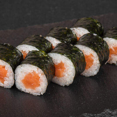 Ролл с лососем в Отличные Суши по цене 437 ₽