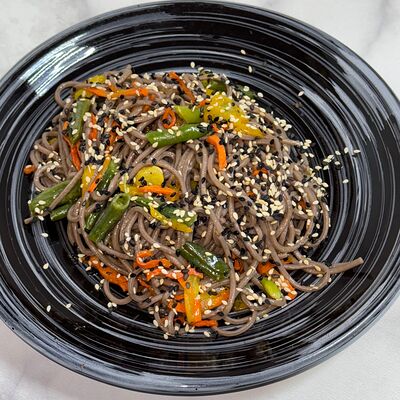 Лапша гречневая с овощами в Сказка lounge по цене 250 ₽