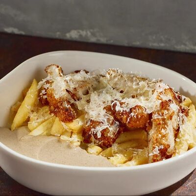 Куриный шницель с картофелем фри и перечным соусом в Гастробар DOM по цене 620