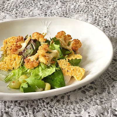 Зелёный салат с цветной капустой и чипсами из пармезана в Краса по цене 757 ₽