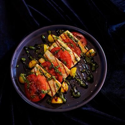 Капрезе с халуми в Мунк по цене 680 ₽