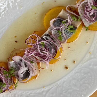 Пряная сельдь на картофеле в Vladbeef Bar по цене 450 ₽