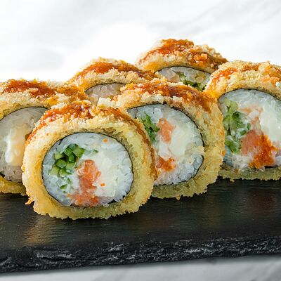 Хрустящие роллы с лососем в Too much sushi по цене 710 ₽