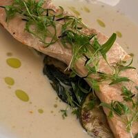 Лосось со шпинатом и цукини в соусе апельсиновый шампань в Only Wine