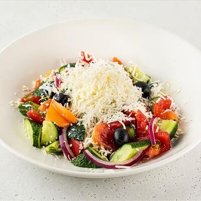 Шопский салат с брынзой, сладким печеным перцем, помидорами и огурцами в АндерСон по цене 590 ₽
