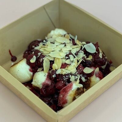Мини-сырники с вишневым соусом в GelaTiAmo по цене 400 ₽