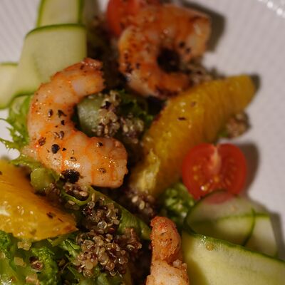 Салат с креветкой, апельсином и киноав Pur Pur по цене 800 ₽