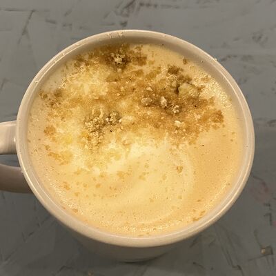 Банановый капучинов Знакомые лица по цене 380 ₽