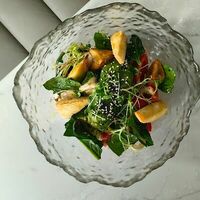 Салат с жаренным тофу и ореховый дрессинг в Cape