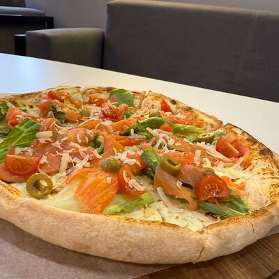 Пицца с лососем в Vlupizza по цене 990 ₽