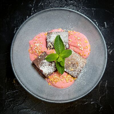 Брауни с муссом мисо пломбир в Японика по цене 480 ₽