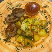 Свиные медальоны с картофелемв Brie