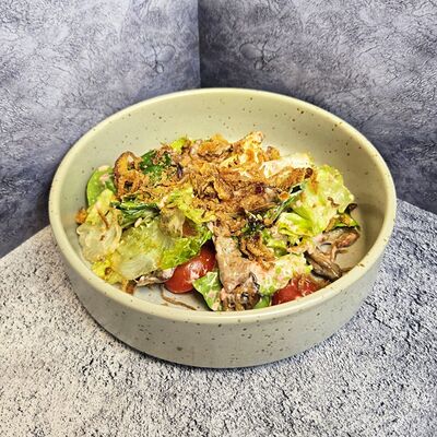 Теплый салат с вешенками и свининой в медово-горчичной заправке в Сытый гусь по цене 750 ₽