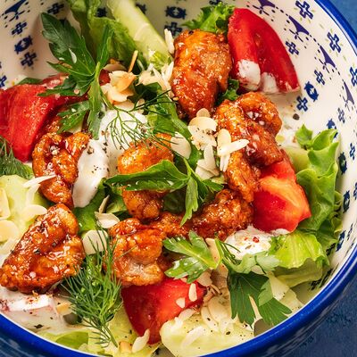 Салат с хрустящим цыпленком и сезонными овощами в Дзеими по цене 528 ₽