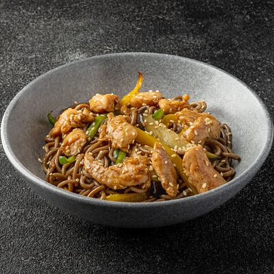 Лапша гречневая с курицей в Роллофф по цене 479 ₽