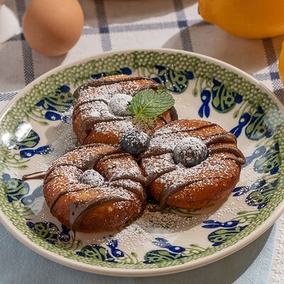 Пончики с сезонными ягодами в Сыроварня по цене 520 ₽