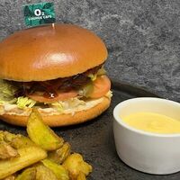 Фирменный бургер с картофелем и соусом на выбор в О2 Lounge cafe