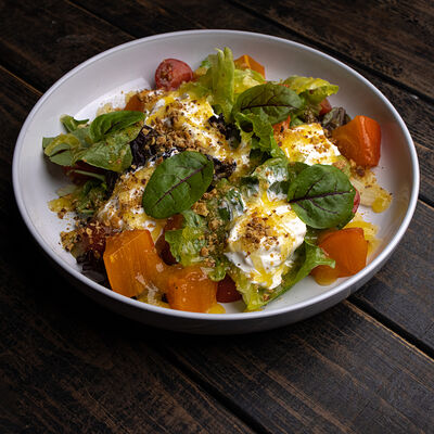 Салат с хурмой и страчателлой в LuckyDze по цене 680 ₽