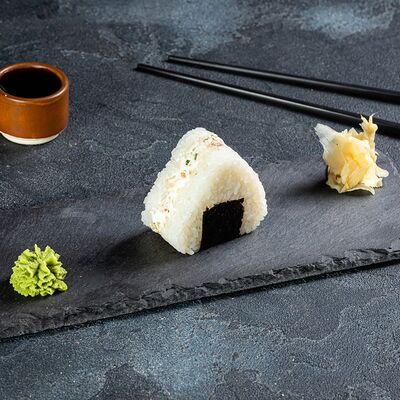 Онигири с креветкой в Фиеста по цене 430 ₽