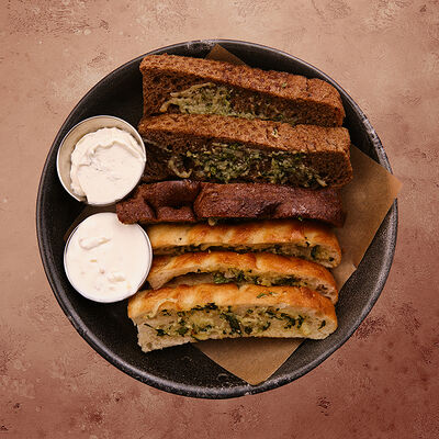 Чесночный хлеб с двумя соусами в The Pivo по цене 350 ₽