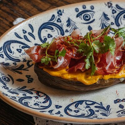 Баклажан, запеченный с сулугуни и вяленой свининой в Нико по цене 950 ₽