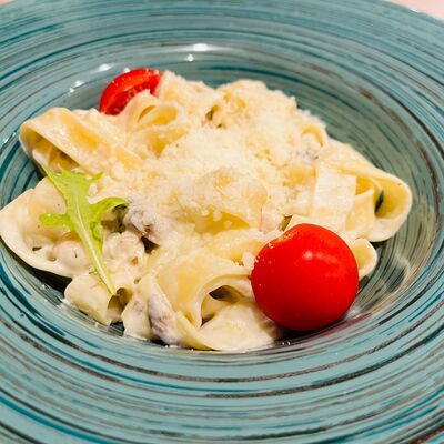 Фетучини с куриной грудкой и грибами в сливочном соусе в Алегрия по цене 549 ₽