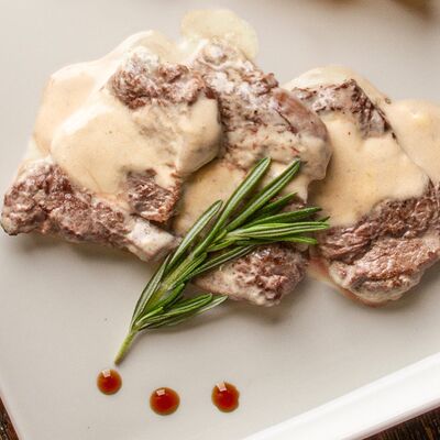 Медальоны из говядины с соусом дорблю в HEDONIST по цене 45 р.