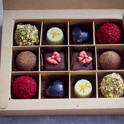 Набор 12 конфет в Chocoton по цене 2200 ₽