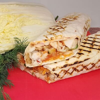 Куриная с соусом тейсти и красным луком в Полметра шаурмы по цене 499 ₽