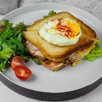 Сэндвич с индейкой, помидорами и красным луком в Близкие